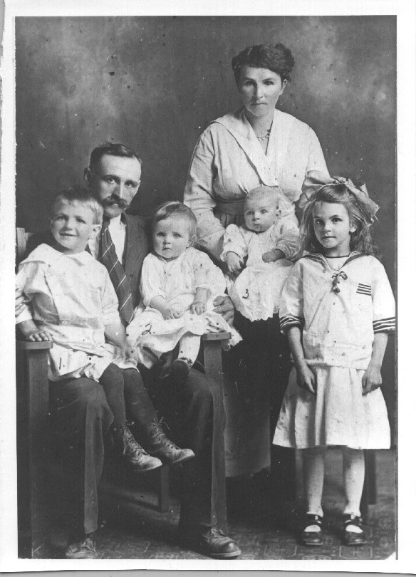 James and Jessie WYATT and family circa 1899